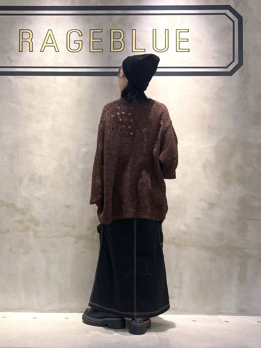 ブラック系のデニムスカート、ブラック系のローファー、ホワイト系のキャミソールを着用したレディースの秋コーディネートの3枚目の写真