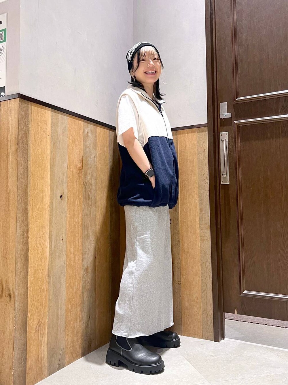 その他のTシャツ/カットソー、ブラック系のブーツ、その他のスカートを着用したレディースの秋コーディネートの2枚目の写真