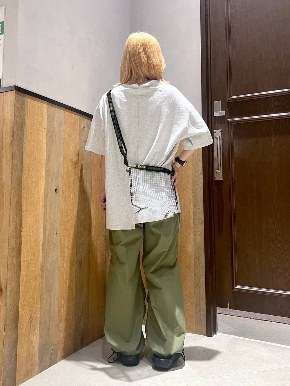 ブラック系のサンダル、グリーン系のカーゴパンツ、ブラック系のショルダーバッグを着用したレディースの夏コーディネートの2枚目の写真