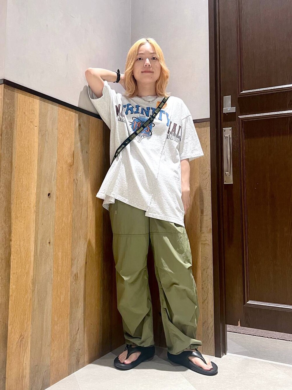 ブラック系のサンダル、グリーン系のカーゴパンツ、ブラック系のショルダーバッグを着用したレディースの夏コーディネートの4枚目の写真