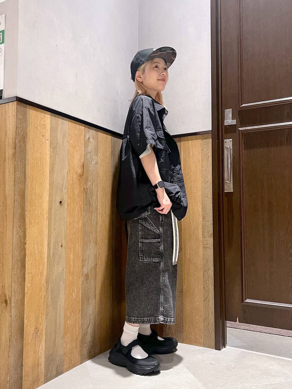 ブラック系のスニーカー、グレー系のデニムパンツ、ブラック系のシャツ/ブラウスを着用したレディースの夏コーディネートの3枚目の写真