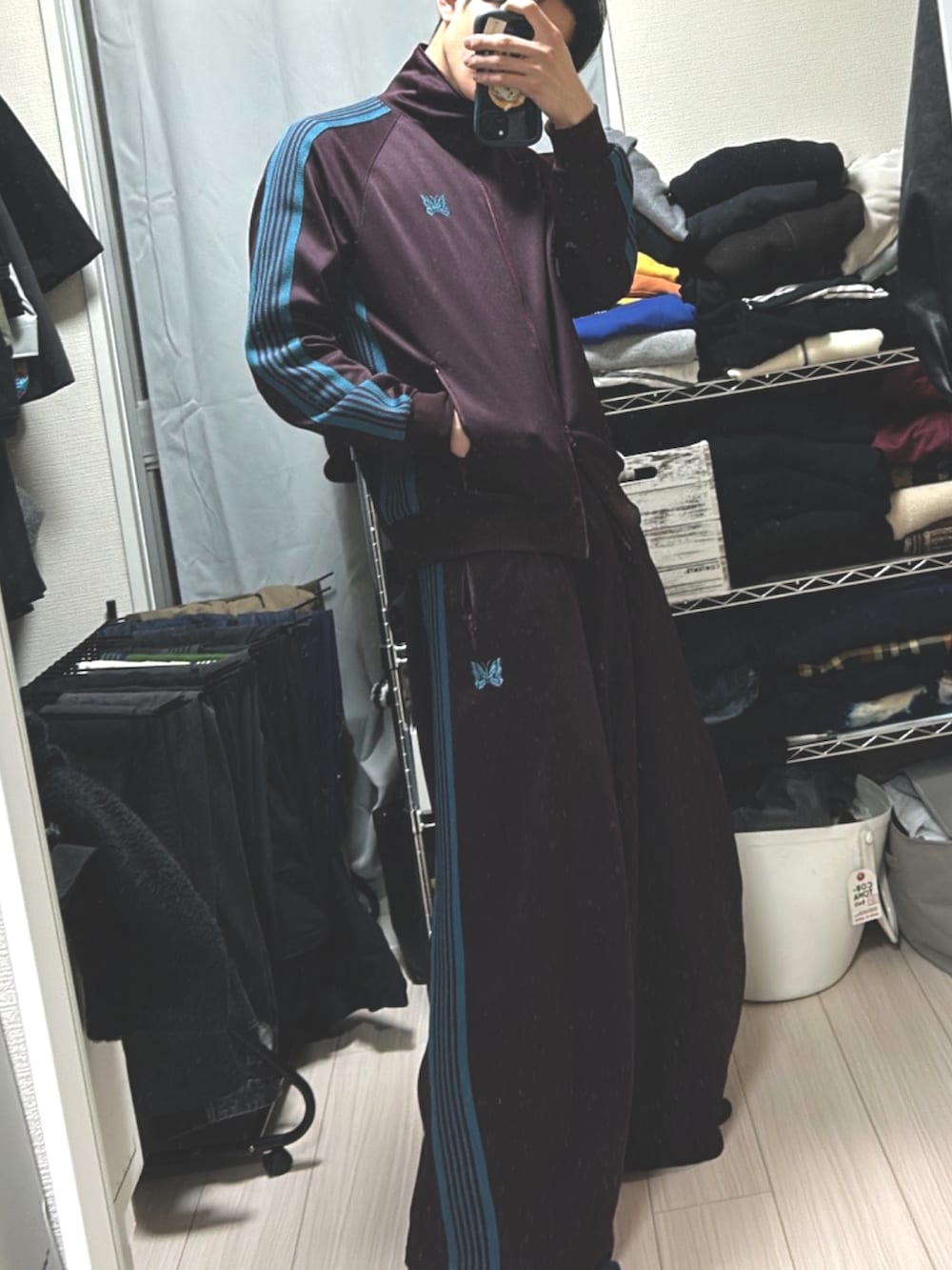 「AKIRA、needles トラックパンツ、needlesトラックジャケット、NEEDLES、needles」｜「Needlesのアイテム（セットアップ、レッド系）」を使った、にぇさん（メンズ・175cm）の冬コーディネートの2枚目の写真