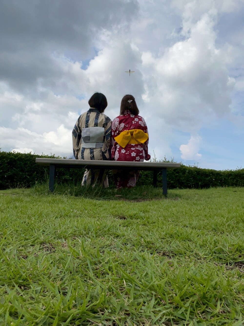 グレー系の和装小物を着用したレディースの秋コーディネートの3枚目の写真