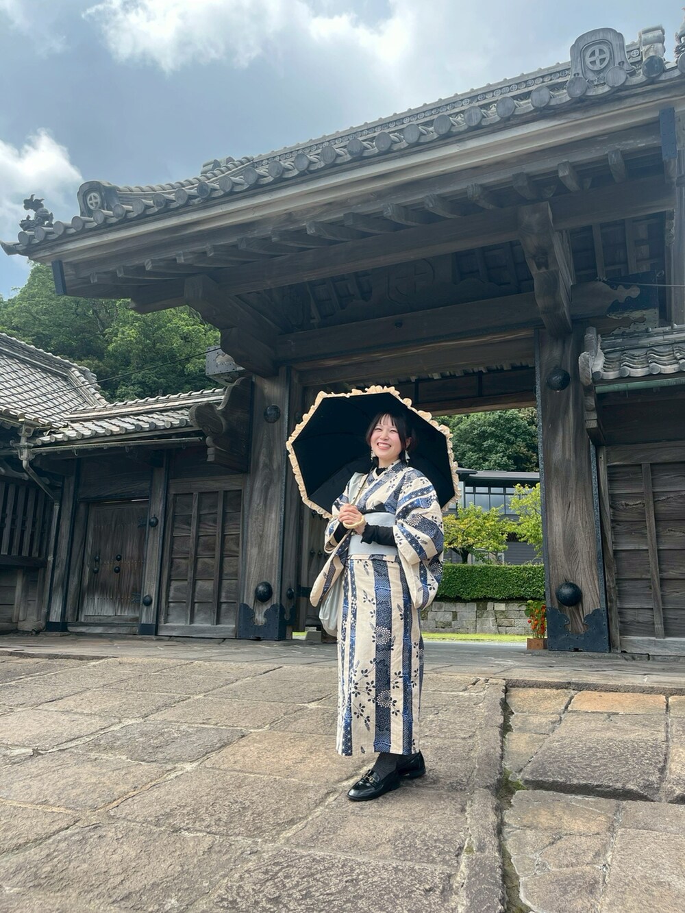 グレー系の和装小物を着用したレディースの秋コーディネートの2枚目の写真