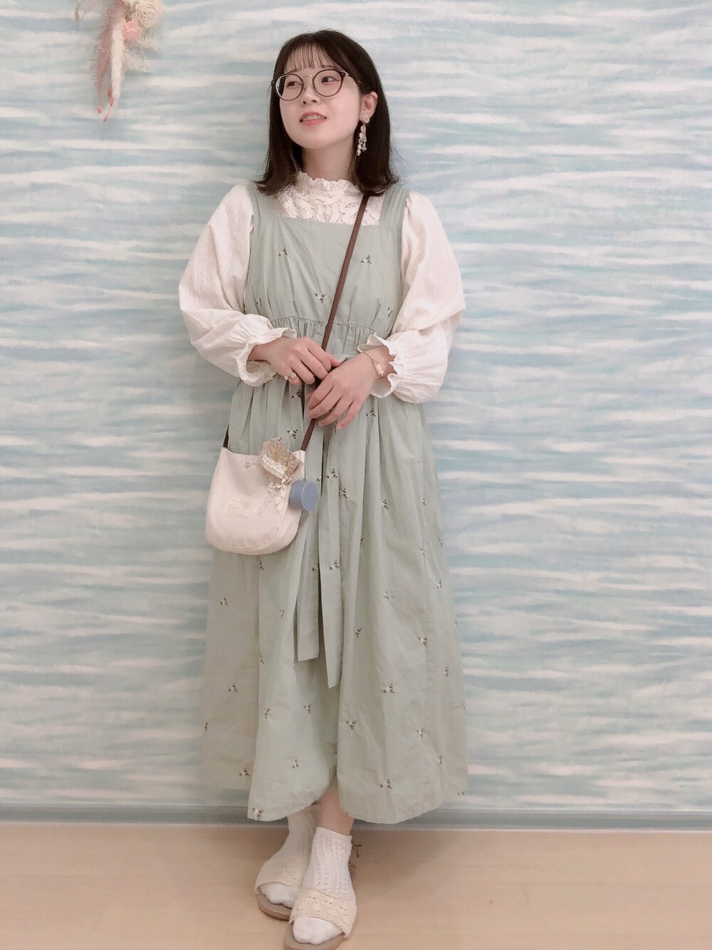 ホワイト系のシャツ/ブラウス、グリーン系のワンピース、ホワイト系のバッグを着用したレディースの春コーディネートの2枚目の写真