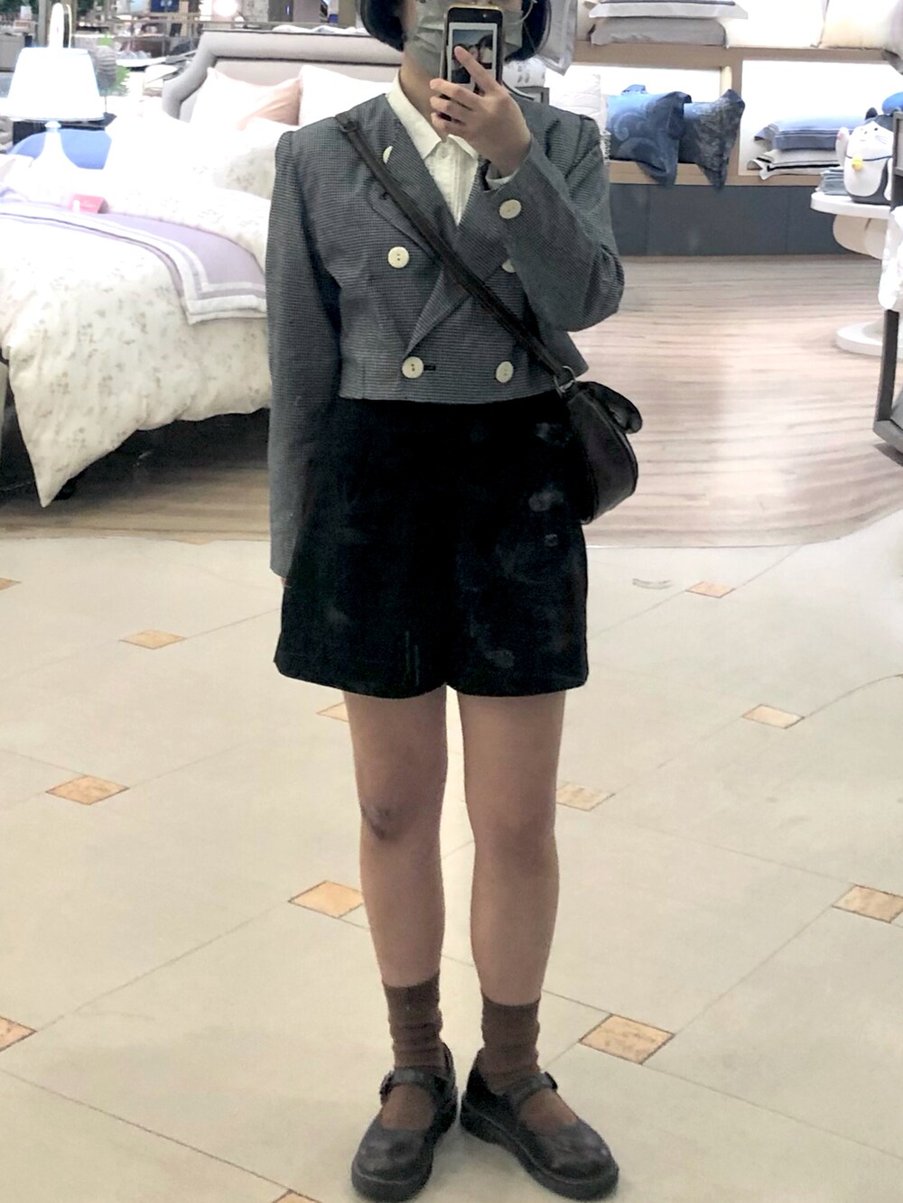 その他のトップス、ブラック系のスラックスを着用したレディースの春コーディネートの2枚目の写真