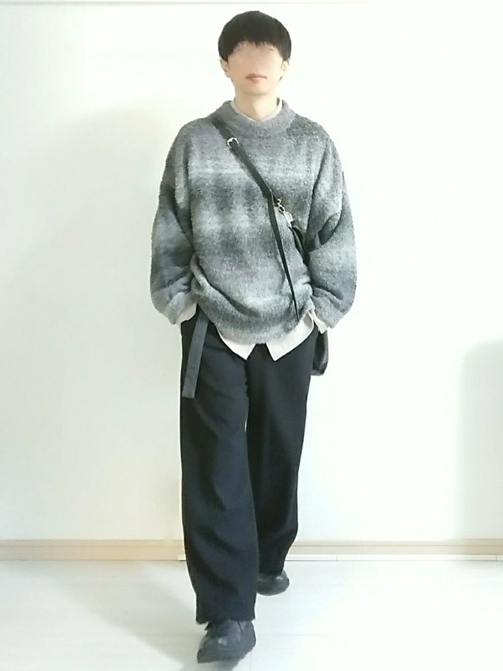 「シンプル、オトナカジュアル、きれいめカジュアル、スニーカーコーデ、ootd、キレイめ、ホカオネオネ、ショルダーバッグ、ワイドパンツ、ニット、グラデーション、レイヤードスタイル、モノトーン、秋冬コーデ、ストレートパンツ」｜「HOKAのHOKA ONE ONE　CHALLENGER LOW GTX WIDE（スニーカー、ブラック系）」を使った、フリフリさん（メンズ・167cm）の秋コーディネートの2枚目の写真