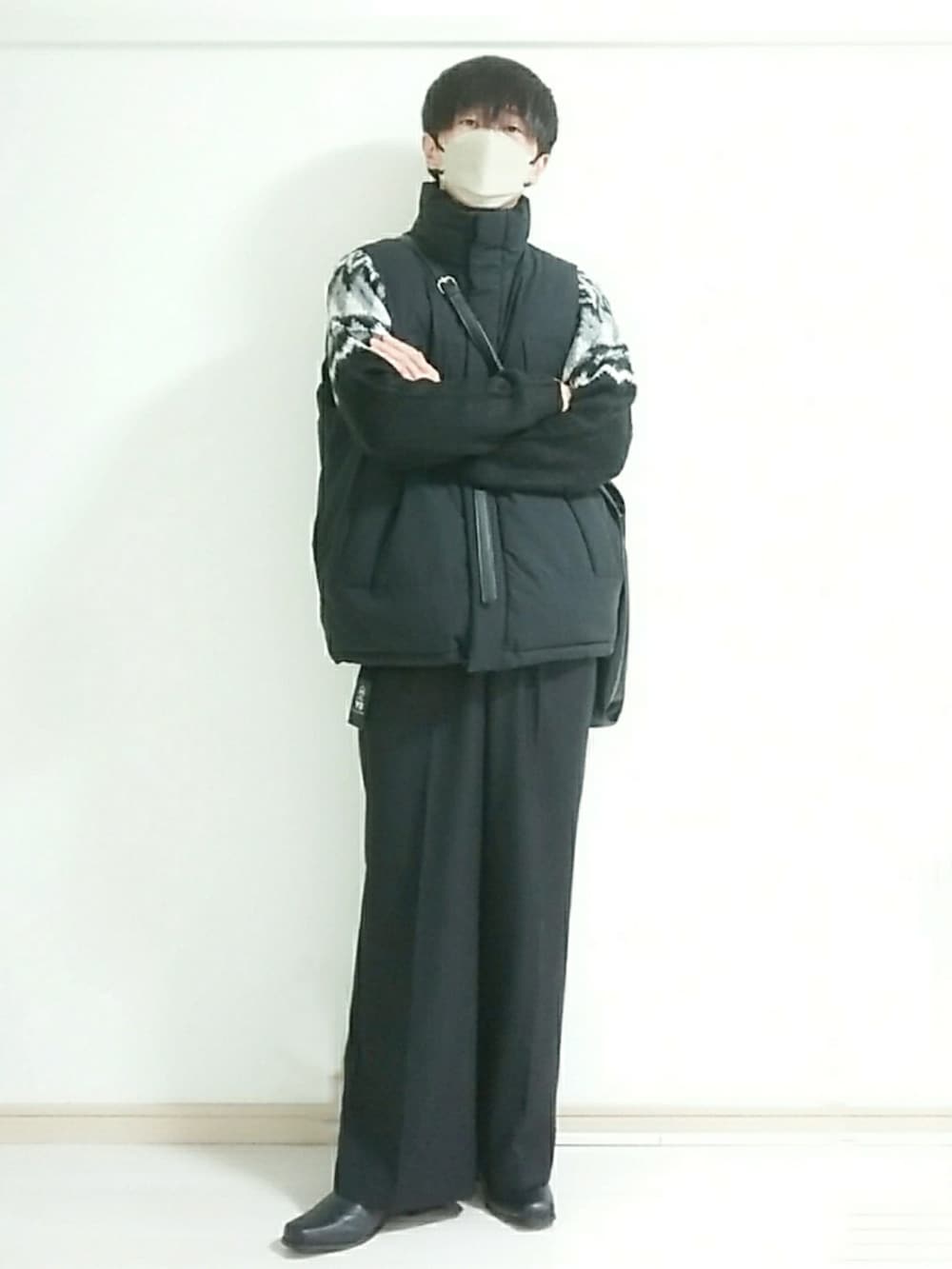 ブラック系のブーツ、ブラック系のスラックス、ブラック系のニット/セーターを着用したメンズの冬コーディネートの5枚目の写真