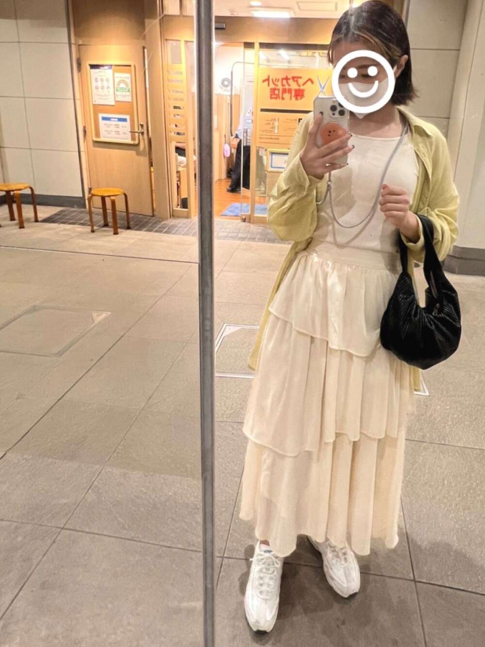 「今日のコーデ、お出かけコーデ、きれいめカジュアル、休日コーデ、ティアードスカート、白スニーカー、白スカート、シャツコーデ、ロングスカート、キャミソール」｜「CIAOPANICのアイテム（ハンドバッグ、ブラック系）」を使った、mayukaさん（レディース・164cm）の秋コーディネートの2枚目の写真