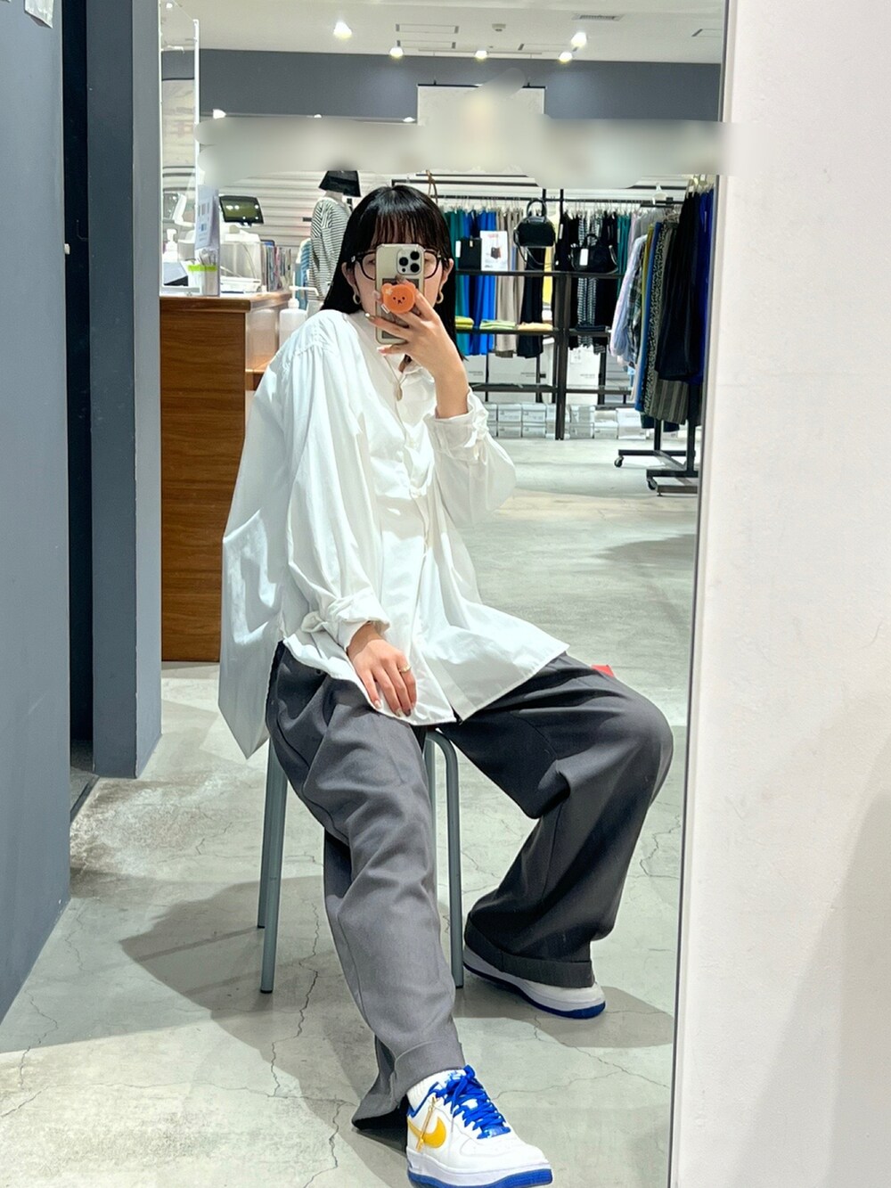 ホワイト系のシャツ/ブラウス、グレー系のスラックス、ホワイト系のスニーカーを着用したレディースの春コーディネートの2枚目の写真