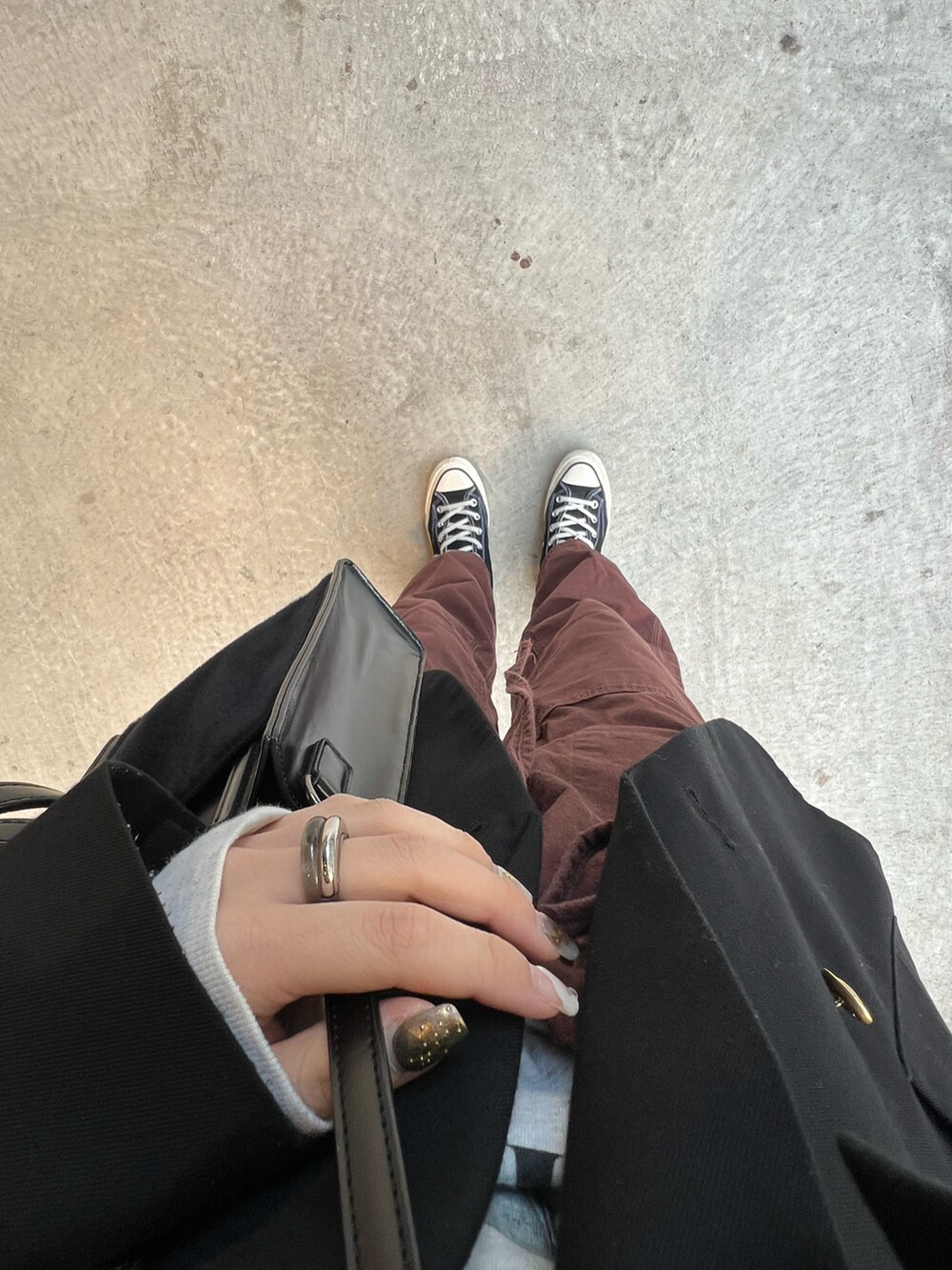 ブラウン系のその他パンツ、その他のTシャツ/カットソー、ブルー系のテーラードジャケットを着用したレディースの春コーディネートの2枚目の写真