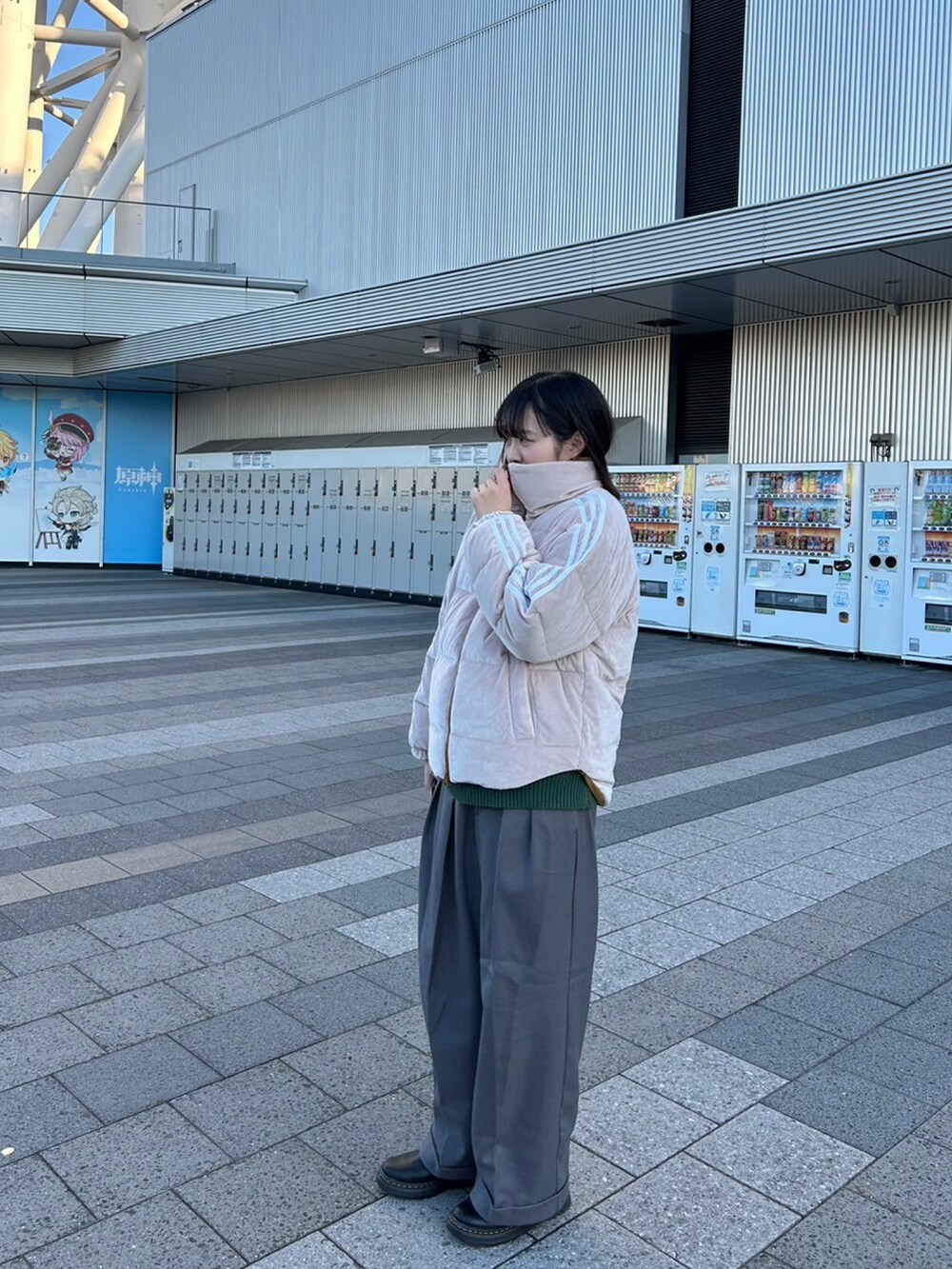 ブラック系のブーツ、グレー系のスラックス、ピンク系のダウンジャケット/コートを着用したレディースの冬コーディネートの2枚目の写真