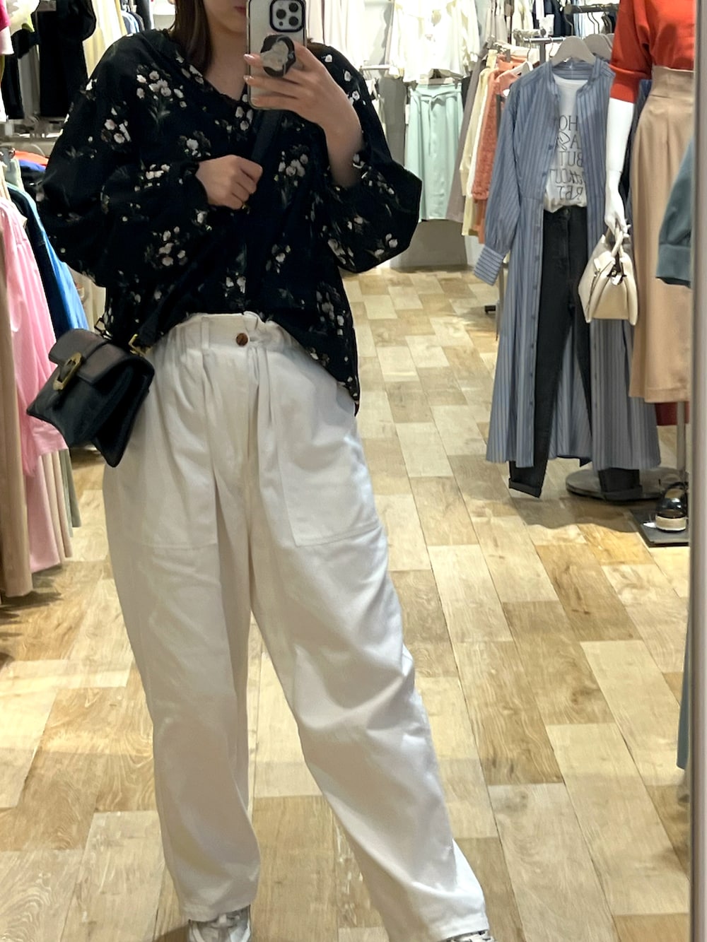 ブラック系のシャツ/ブラウス、ホワイト系のデニムパンツ、ブラック系のショルダーバッグを着用したレディースの夏コーディネートの2枚目の写真