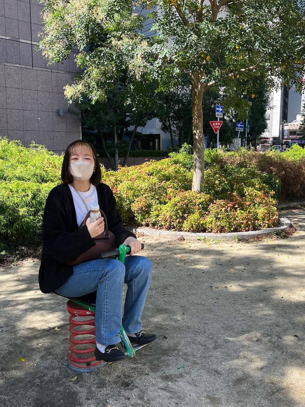 「秋冬コーデ、カーディガン、黒カーディガン、大人女子、ニット、ニットカーディガン、デニム、デニムコーデ、ボストンバッグ、ローファー、大人カジュアル、シンプルスタイル、休日スタイル」｜「LeeのAMERICAN STANDARD 201 ストレートツイルパンツ（デニムパンツ、ブルー系）」を使った、mayukaさん（レディース・164cm）の冬コーディネートの2枚目の写真