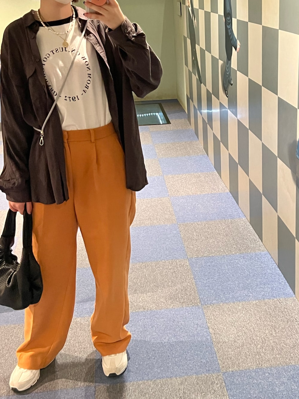 「パンツスタイル、休日スタイル、秋先取りコーデ、オレンジパンツ、シャツスタイル、カジュアルコーデ、グレーシャツ、スラックス オレンジ、スラックス、レイヤードスタイル」｜「MOUSSYのアイテム（スラックス、オレンジ系）」を使った、mayukaさん（レディース・164cm）の秋コーディネートの2枚目の写真