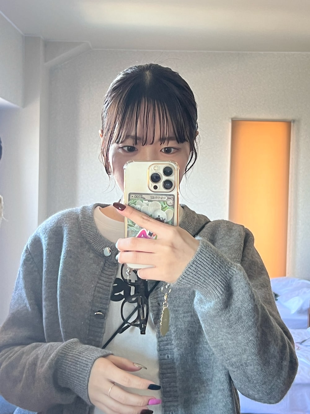 グレー系のカーディガン/ボレロ、ブルー系のデニムパンツ、ホワイト系のTシャツ/カットソーを着用したレディースの春コーディネートの2枚目の写真