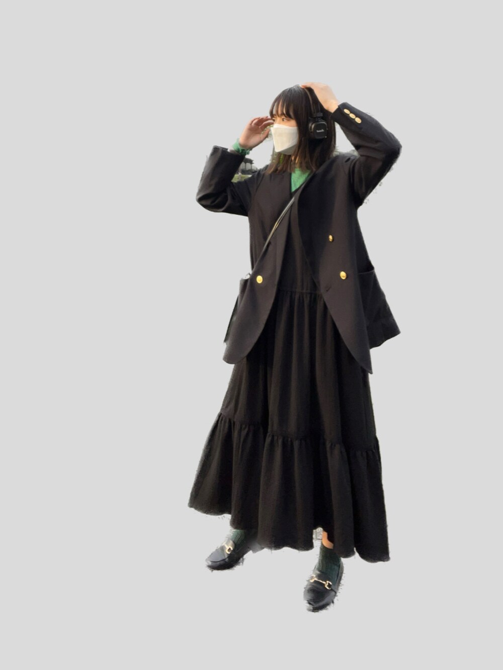 ブラック系のワンピース、ブルー系のテーラードジャケット、ブラック系のローファーを着用したレディースの春コーディネートの2枚目の写真