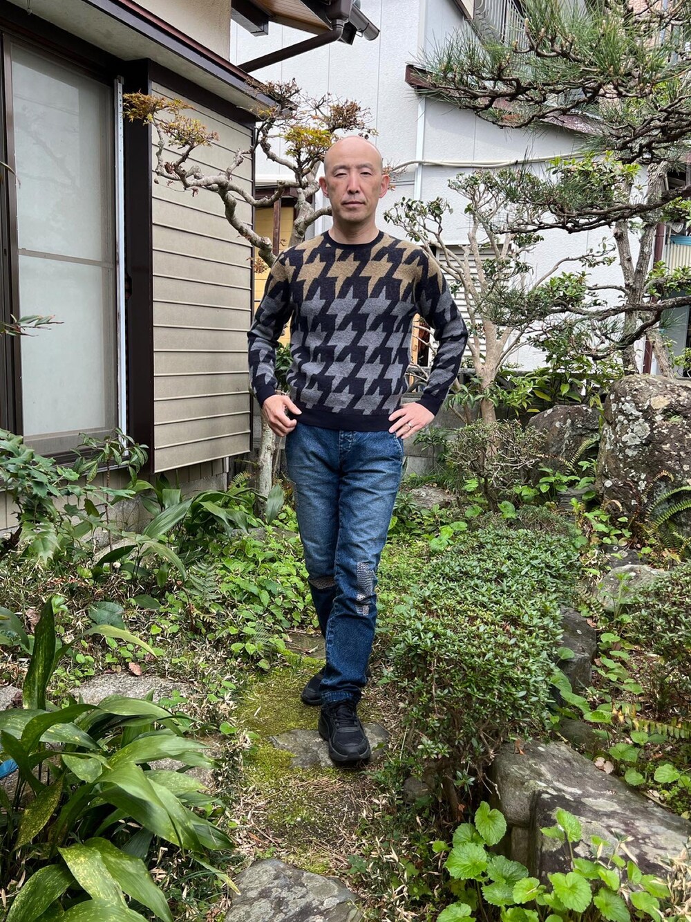 ブルー系のニット/セーター、ブルー系のデニムパンツを着用したメンズの春コーディネートの2枚目の写真