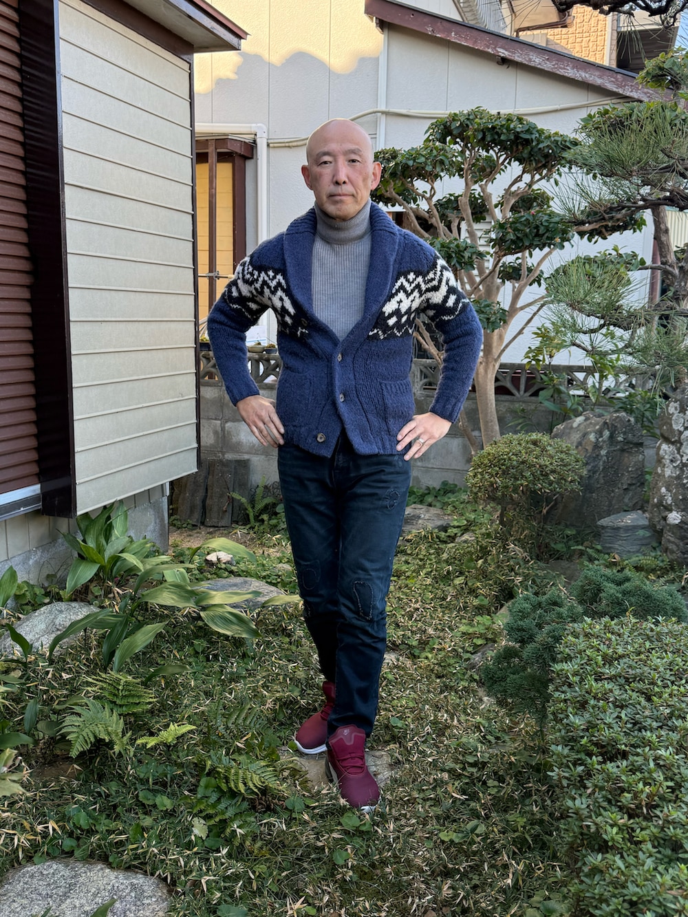 ブルー系のニット/セーター、グレー系のニット/セーター、ブラック系のデニムパンツを着用したメンズの冬コーディネートの2枚目の写真