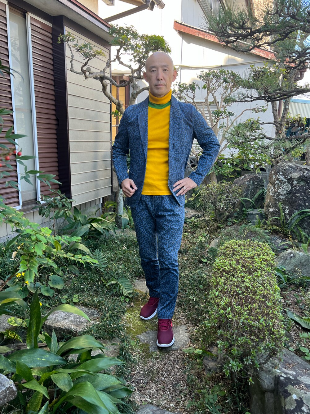 イエロー系のTシャツ/カットソー、ブルー系のセットアップ、ブルー系のチノパンツを着用したメンズの秋コーディネートの2枚目の写真