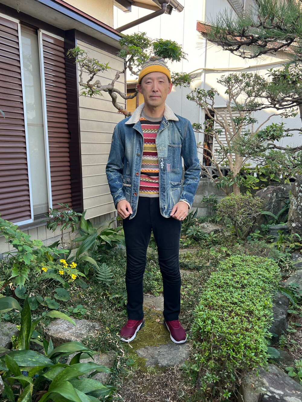 ブルー系のデニムジャケット、その他のニット/セーター、ブラック系のパンツを着用したメンズの秋コーディネートの2枚目の写真