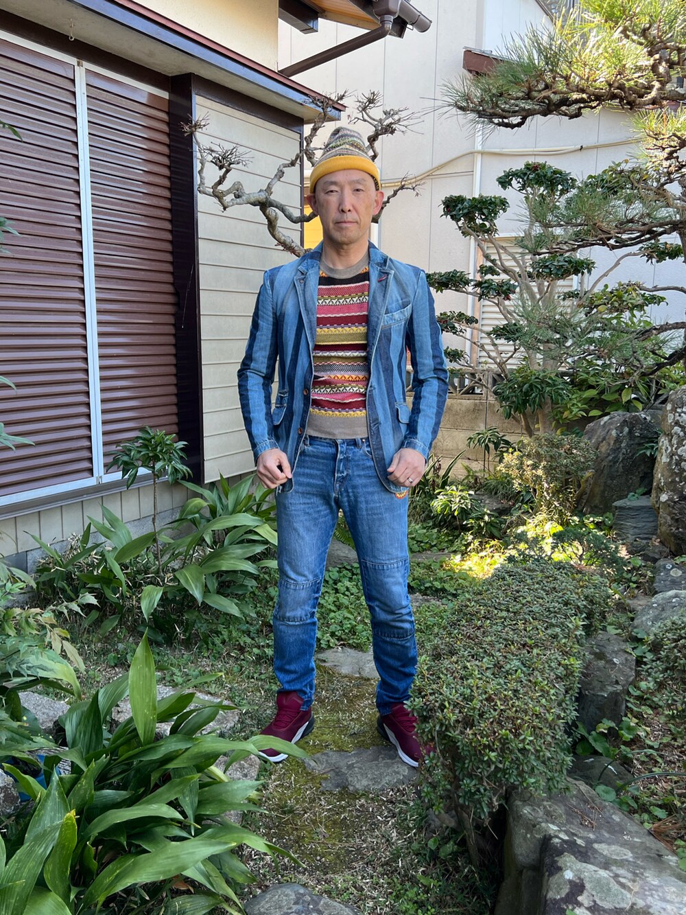 その他のニット/セーター、ブルー系のデニムジャケット、ブルー系のデニムパンツを着用したメンズの冬コーディネートの4枚目の写真