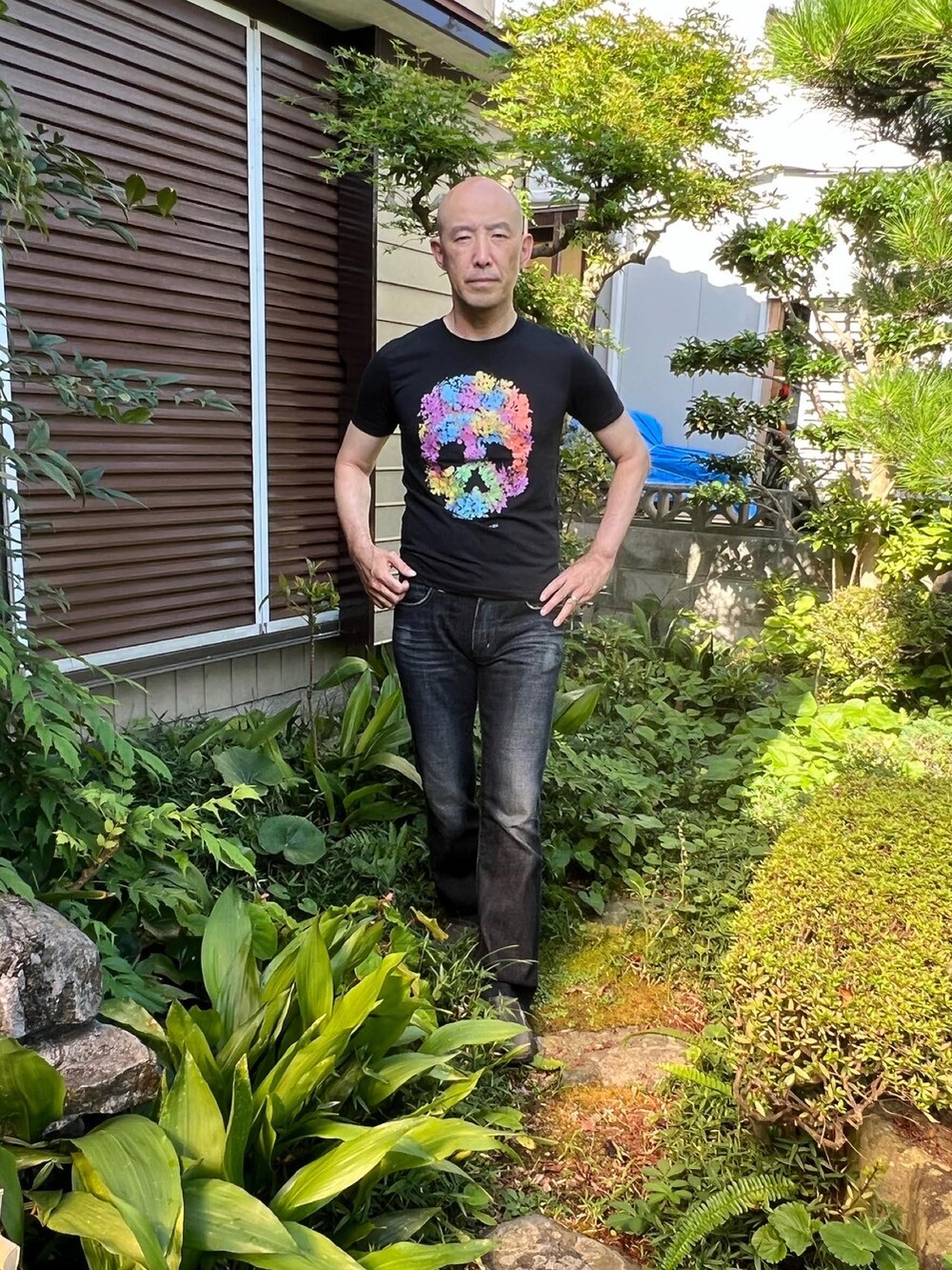 ブラック系のTシャツ/カットソー、ブラック系のデニムパンツを着用したメンズの夏コーディネートの2枚目の写真
