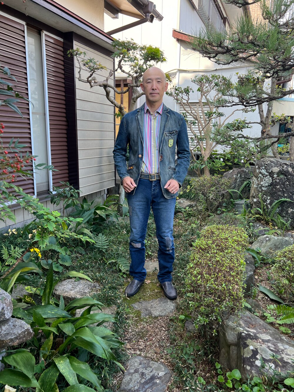 その他のシャツ/ブラウス、ブルー系のデニムジャケット、ブルー系のデニムパンツを着用したメンズの秋コーディネートの2枚目の写真