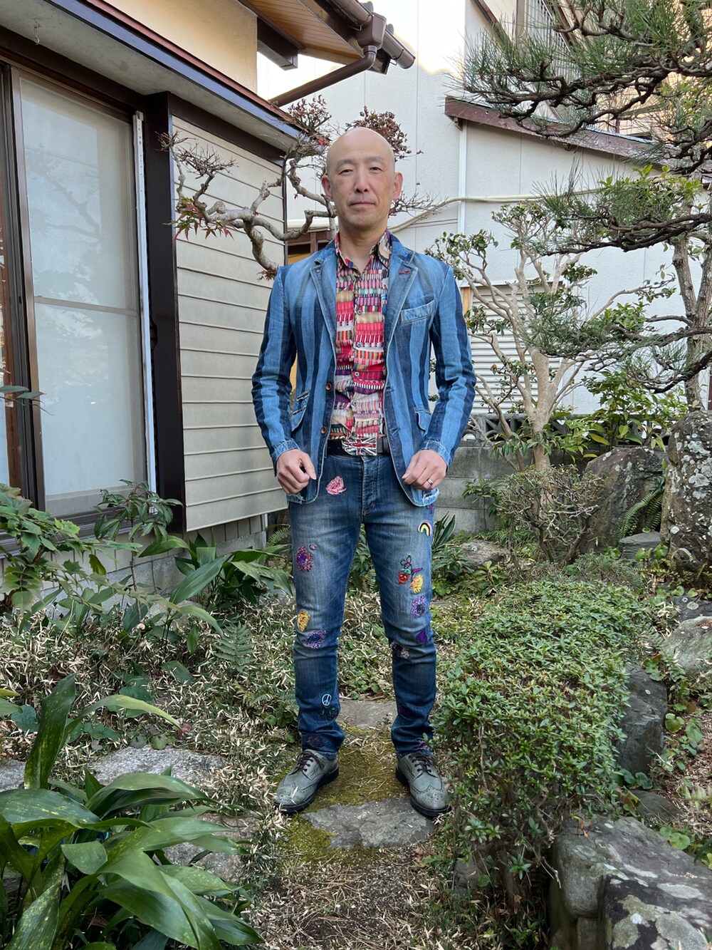「カジュアルコーデ、ポールスミス、Paul Smith、red ear、デニム、刺繍デニム、デニムコーデ、デニムジャケット、春コーデ、冬コーデ、おしゃれさんと繋がりたい、大人カジュアル、シンプルコーデ、古着、柄シャツ」｜「Paul Smithのアイテム（シャツ/ブラウス、その他）」を使った、柴犬ゴローさん（メンズ・178cm）の冬コーディネートの2枚目の写真
