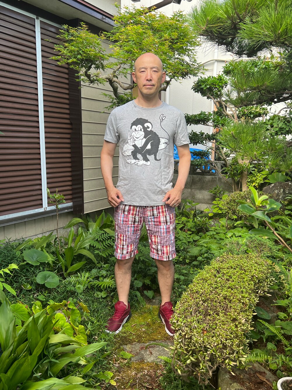 グレー系のTシャツ/カットソー、その他のパンツ、レッド系のスニーカーを着用したメンズの夏コーディネートの2枚目の写真