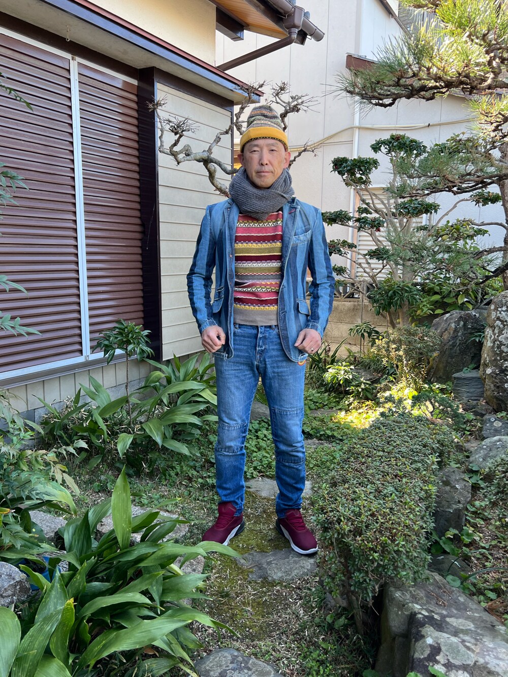 その他のニット/セーター、ブルー系のデニムジャケット、ブルー系のデニムパンツを着用したメンズの冬コーディネートの2枚目の写真