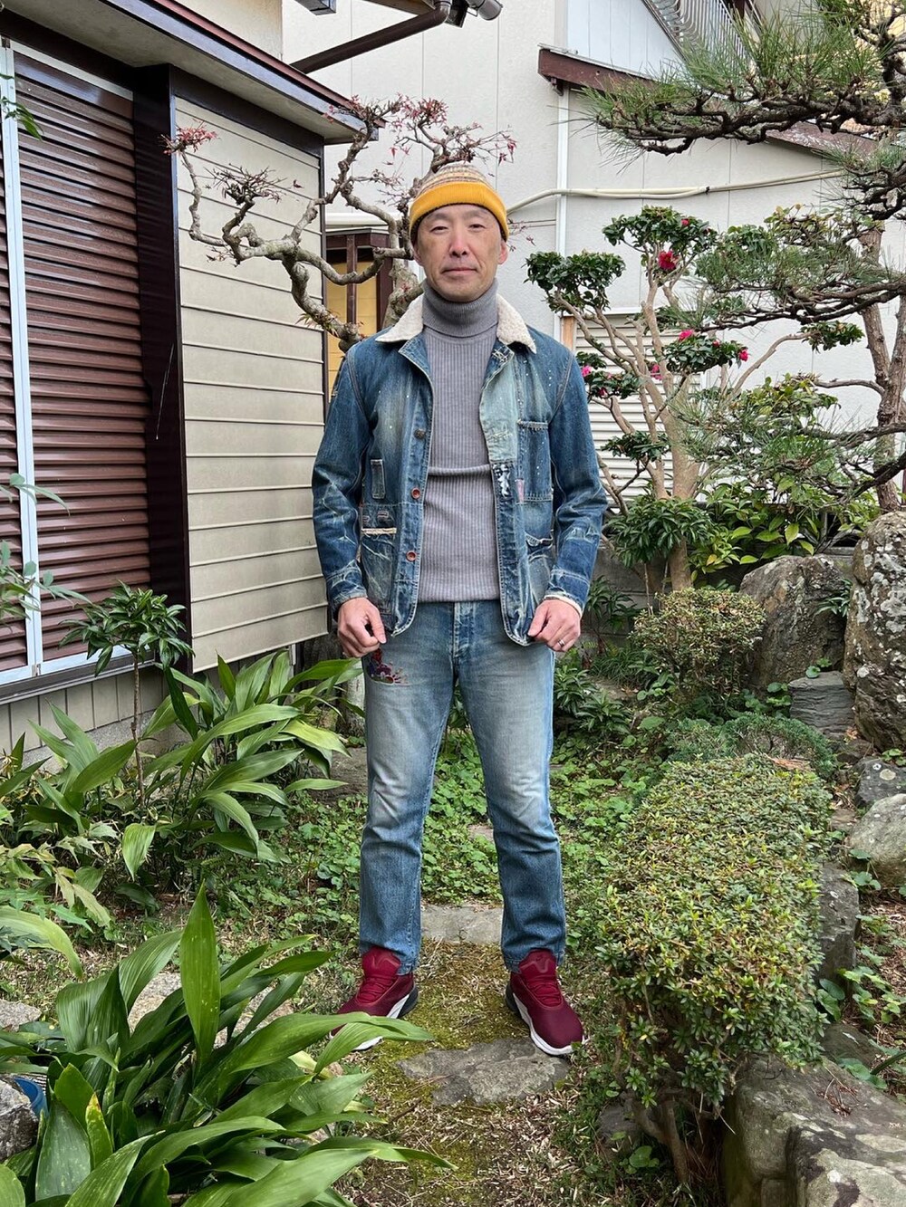 グレー系のニット/セーター、ブルー系のデニムジャケット、ブルー系のデニムパンツを着用したメンズの冬コーディネートの2枚目の写真