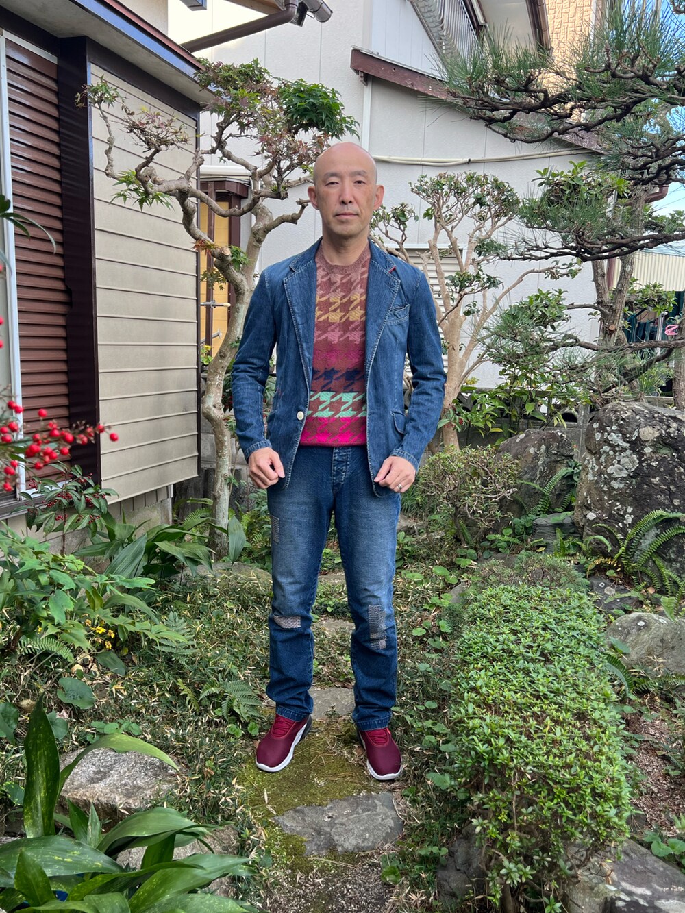 ブラウン系のシャツ/ブラウス、ブルー系のデニムジャケット、ブルー系のデニムパンツを着用したメンズの冬コーディネートの2枚目の写真