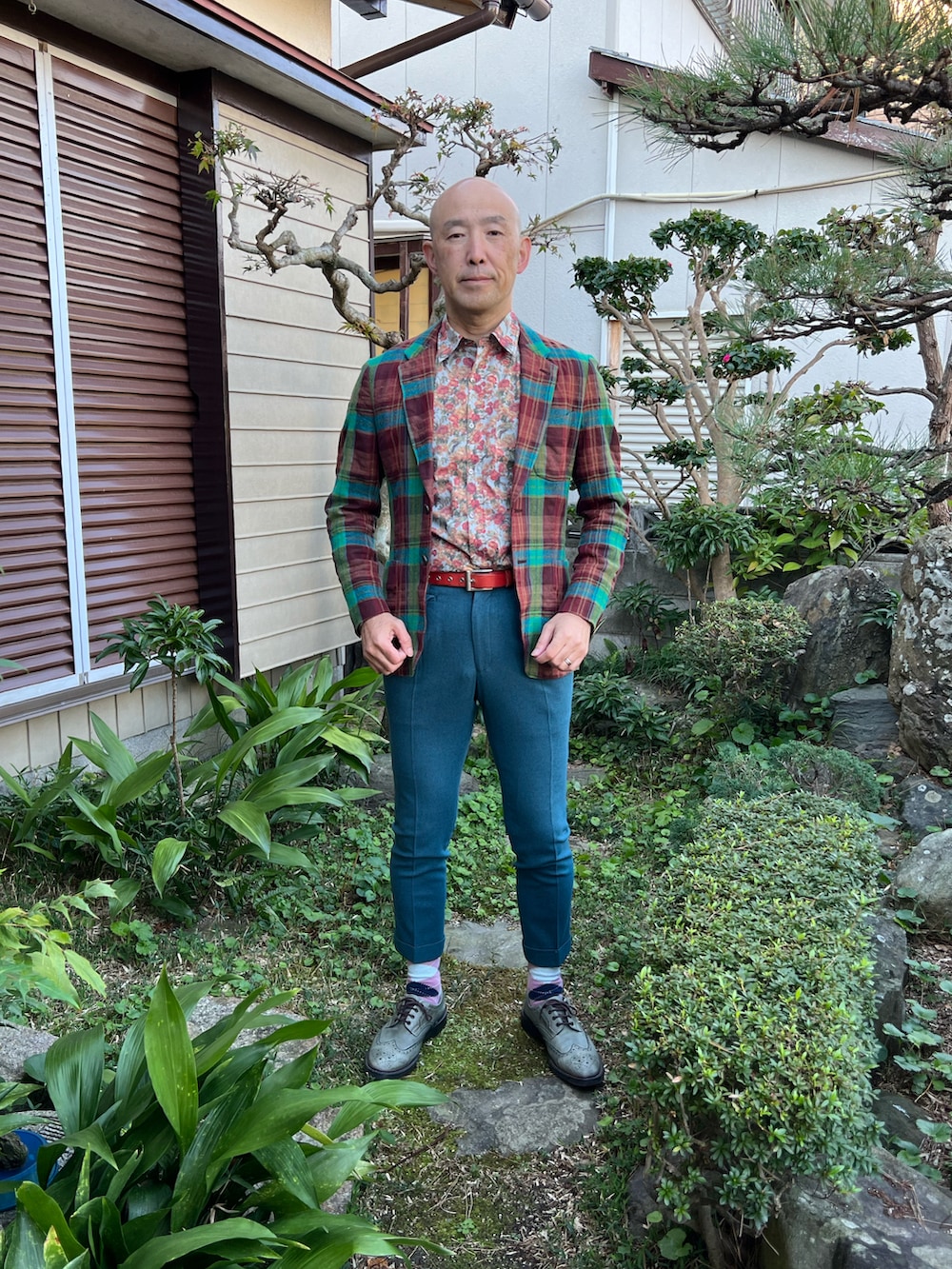 ブルー系のシャツ/ブラウス、グリーン系のテーラードジャケット、グリーン系のその他パンツを着用したメンズの冬コーディネートの2枚目の写真