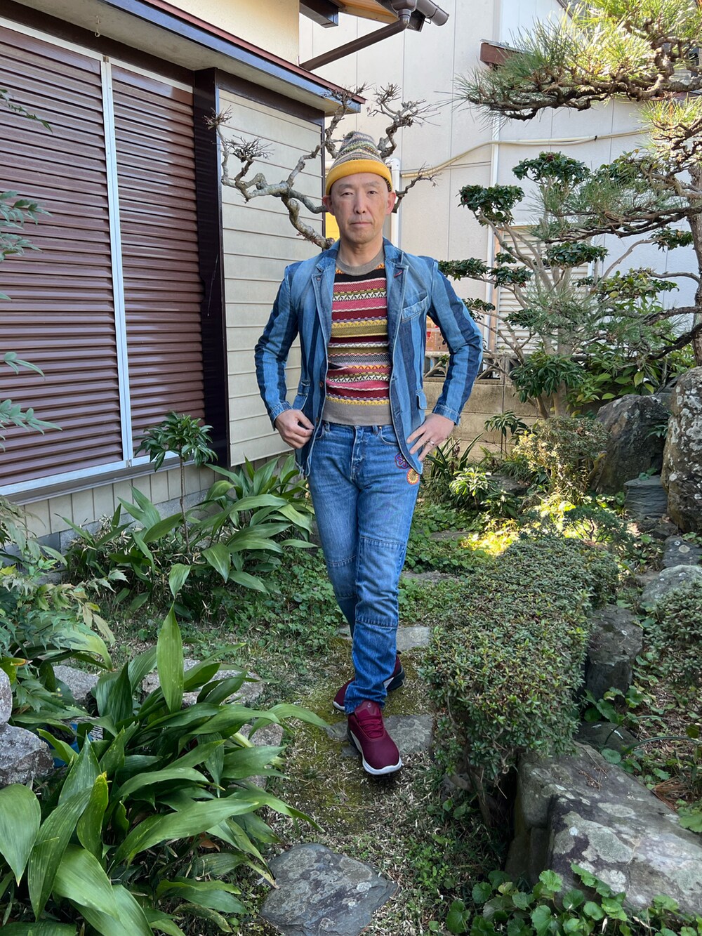 その他のニット/セーター、ブルー系のデニムジャケット、ブルー系のデニムパンツを着用したメンズの冬コーディネートの3枚目の写真