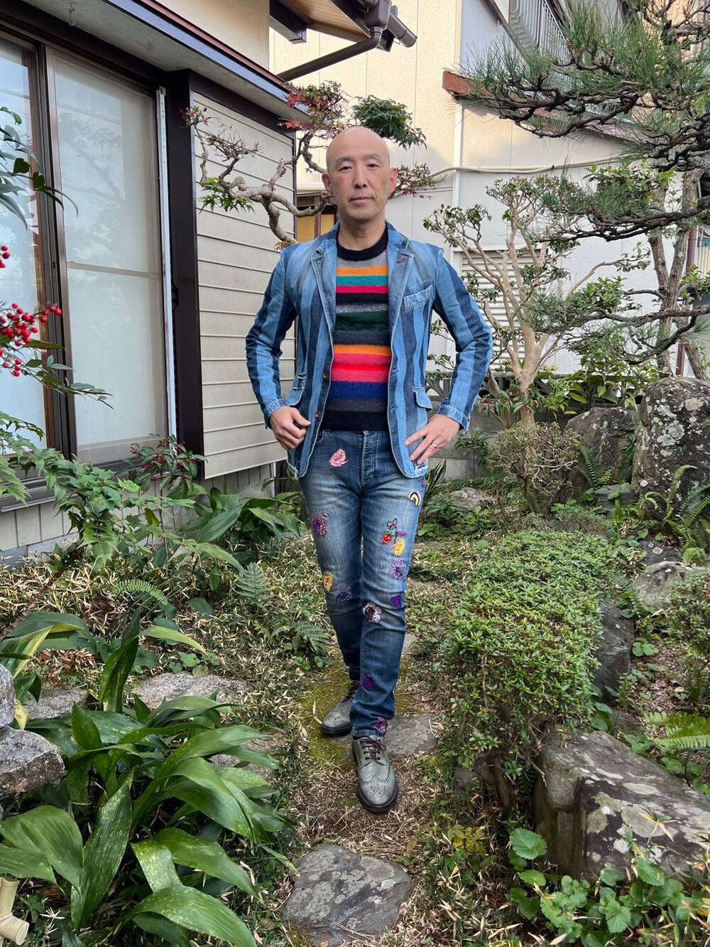 ブルー系のデニムパンツ、グレー系のドレスシューズ、ブルー系のデニムジャケットを着用したメンズの冬コーディネートの2枚目の写真