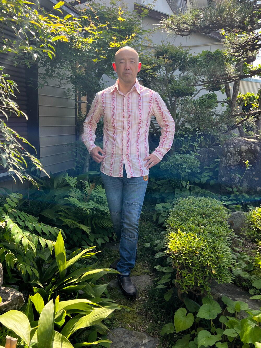 ピンク系のシャツ/ブラウス、ブルー系のデニムパンツを着用したメンズの春コーディネートの2枚目の写真