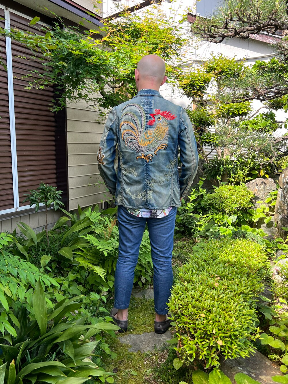 その他のシャツ/ブラウス、ブルー系のデニムジャケット、ブルー系のデニムパンツを着用したメンズの春コーディネートの3枚目の写真