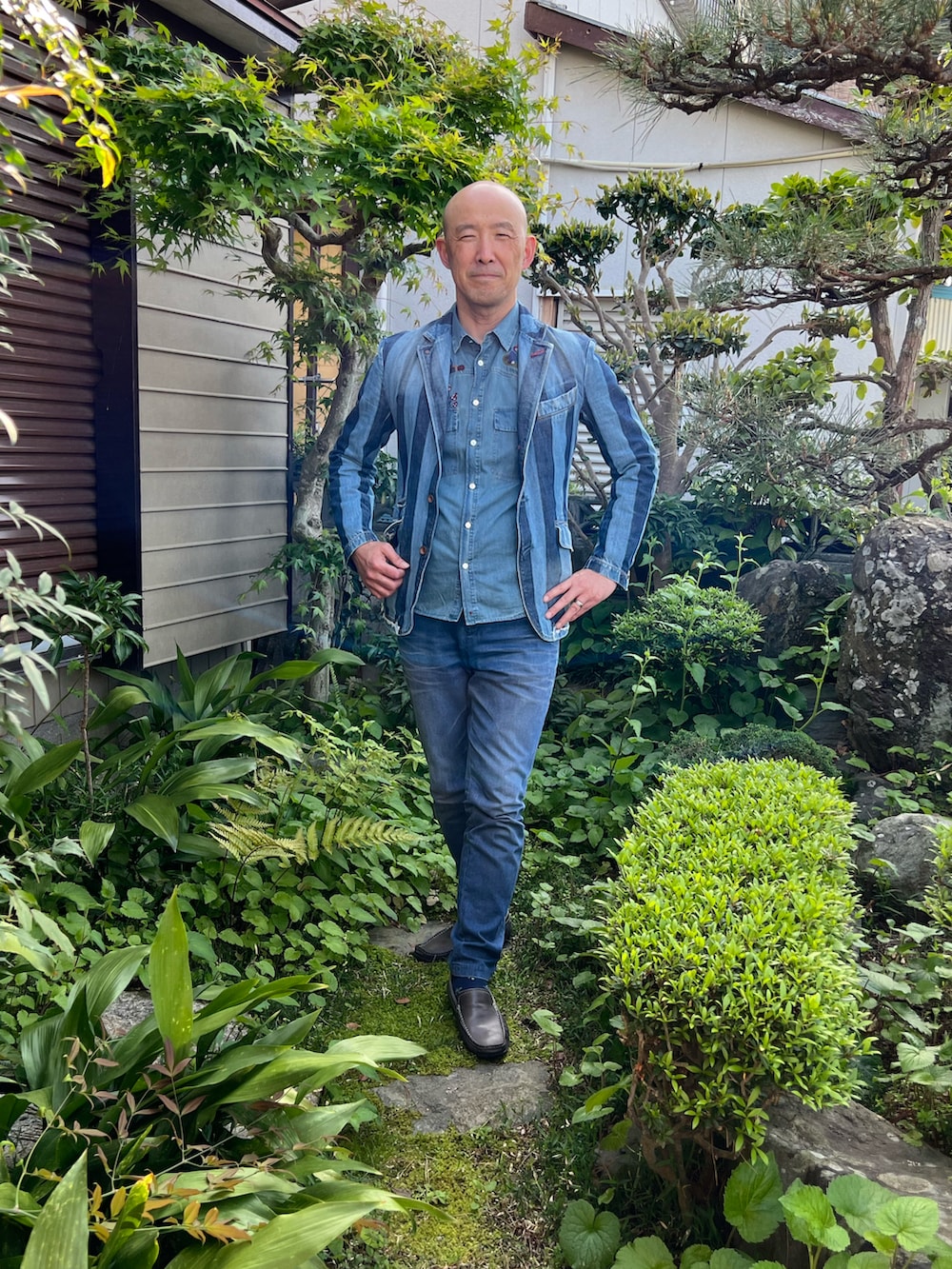 ブルー系のデニムパンツ、ブルー系のローファー、ブルー系のシャツ/ブラウスを着用したメンズの春コーディネートの2枚目の写真