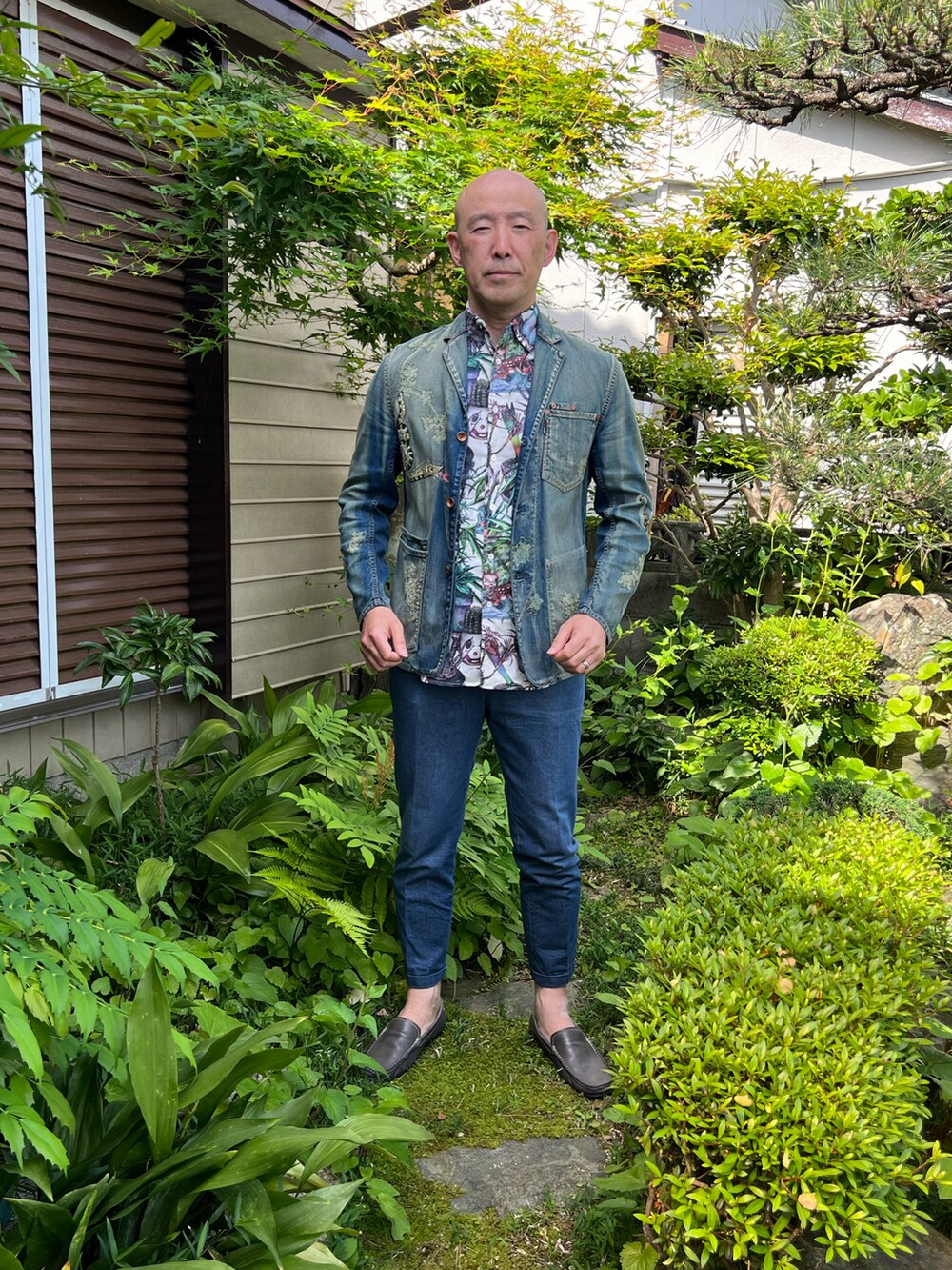 その他のシャツ/ブラウス、ブルー系のデニムジャケット、ブルー系のデニムパンツを着用したメンズの春コーディネートの2枚目の写真