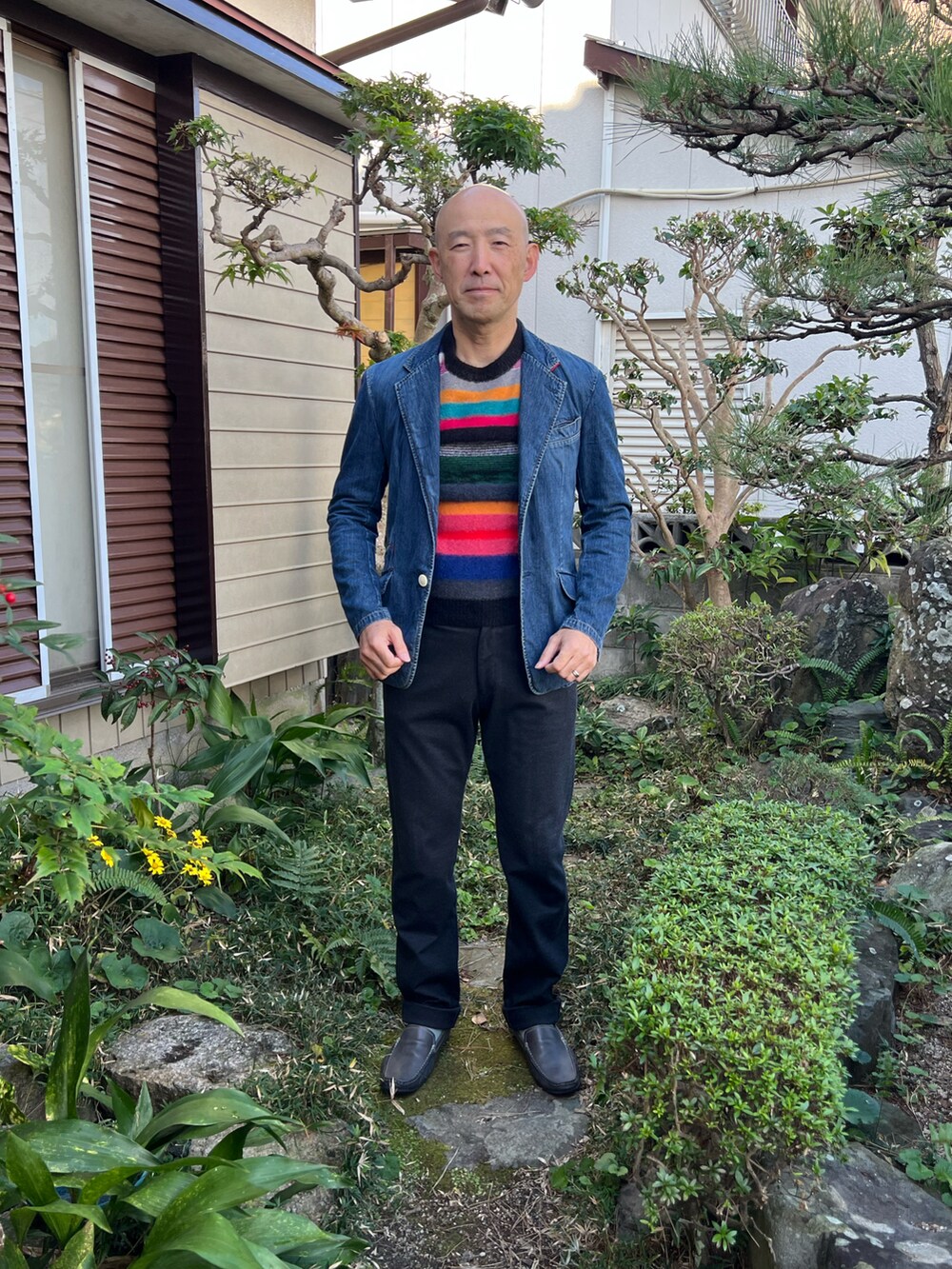 ブルー系のデニムジャケット、その他のニット/セーター、ブルー系のデニムパンツを着用したメンズの秋コーディネートの2枚目の写真