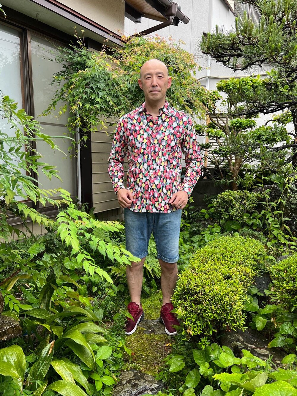 その他のシャツ/ブラウス、ブルー系のデニムパンツ、レッド系のスニーカーを着用したメンズの春コーディネートの2枚目の写真