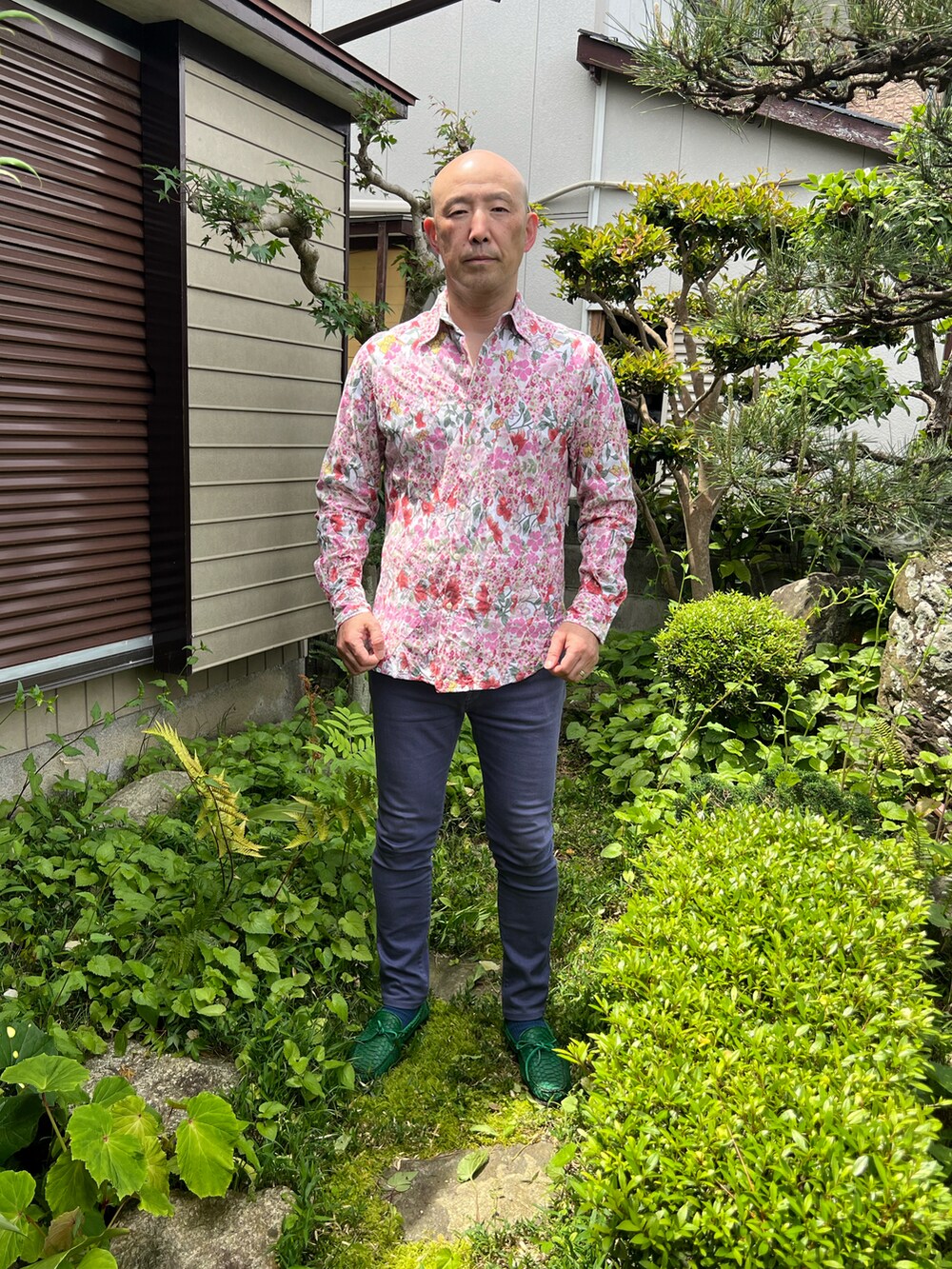 ピンク系のシャツ/ブラウス、ブルー系のデニムパンツ、グリーン系のローファーを着用したメンズの春コーディネートの2枚目の写真