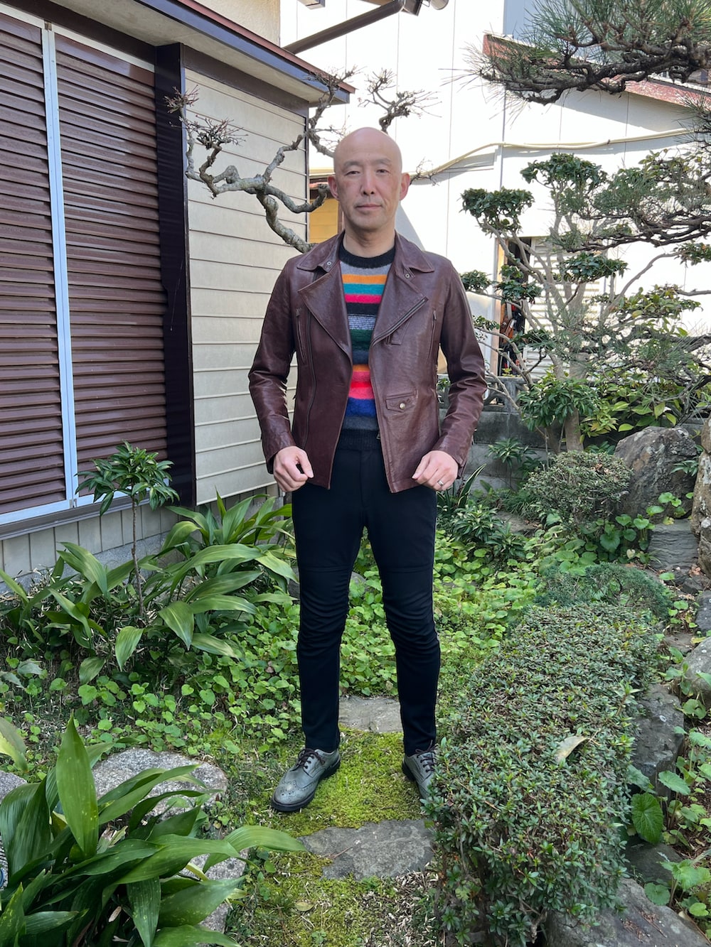 その他のニット/セーター、ブラウン系のライダースジャケット、ブラック系のパンツを着用したメンズの春コーディネートの2枚目の写真