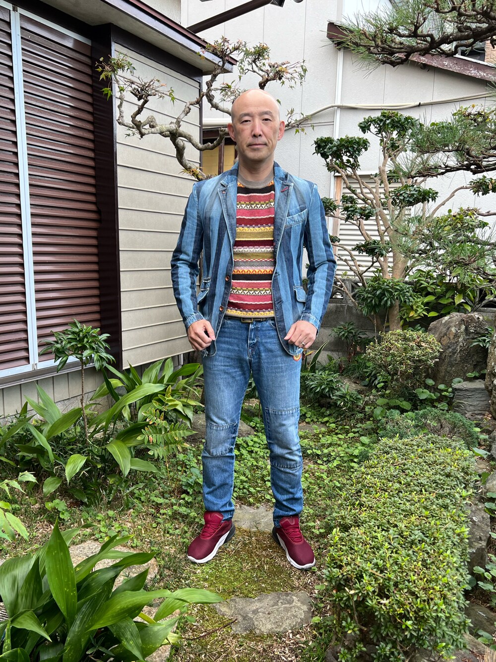 その他のニット/セーター、ブルー系のデニムジャケット、ブルー系のデニムパンツを着用したメンズの秋コーディネートの2枚目の写真