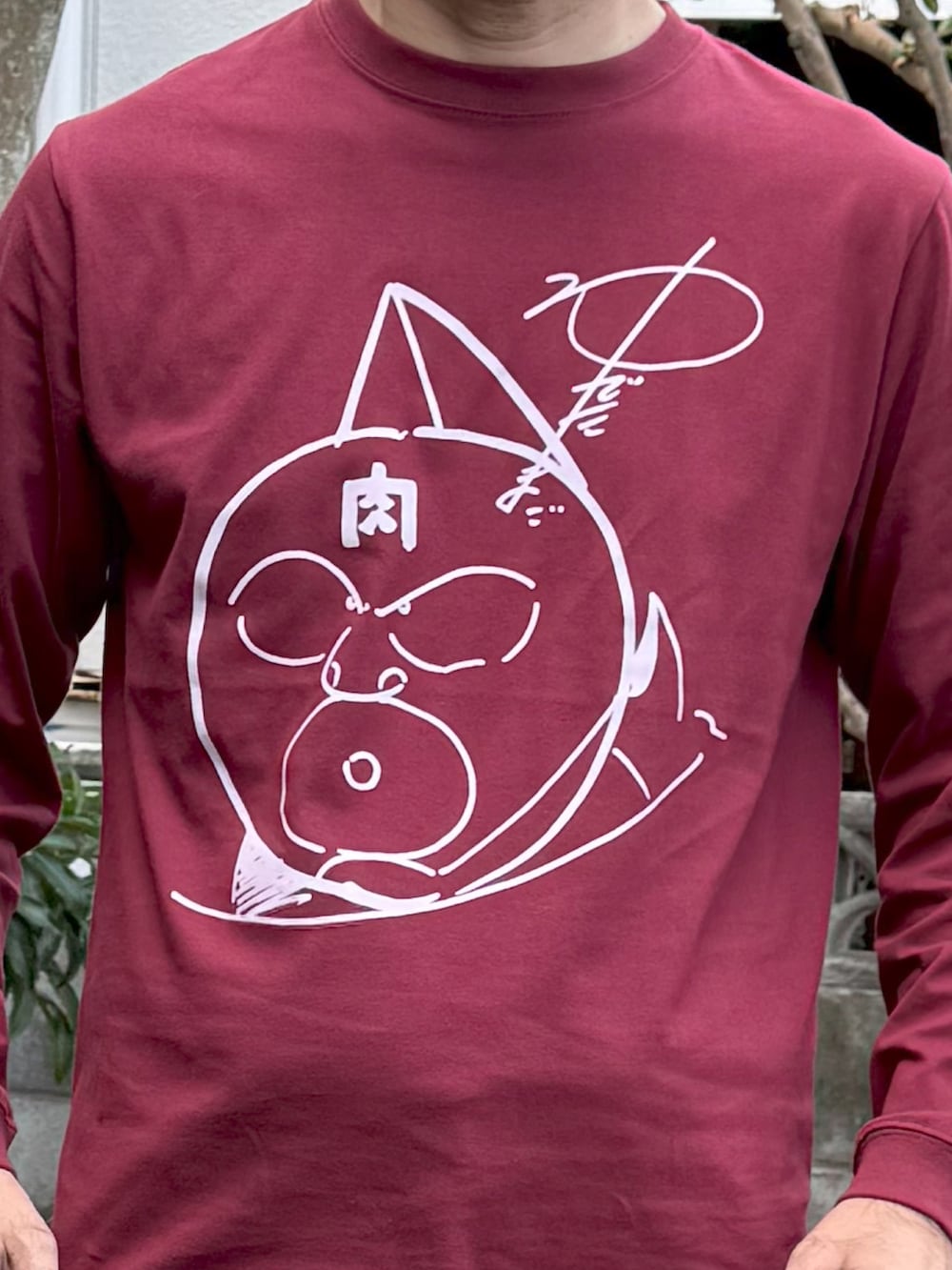 ブルー系のデニムパンツ、レッド系のスニーカーを着用したメンズの秋コーディネートの2枚目の写真