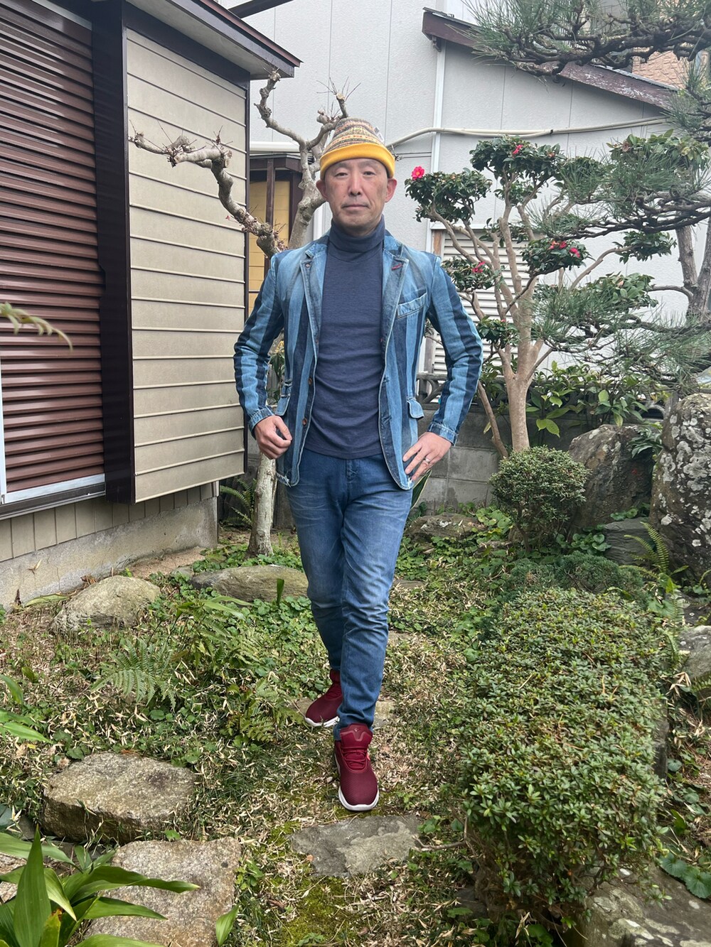 ブルー系のTシャツ/カットソー、ブルー系のデニムジャケット、ブルー系のデニムパンツを着用したメンズの冬コーディネートの2枚目の写真