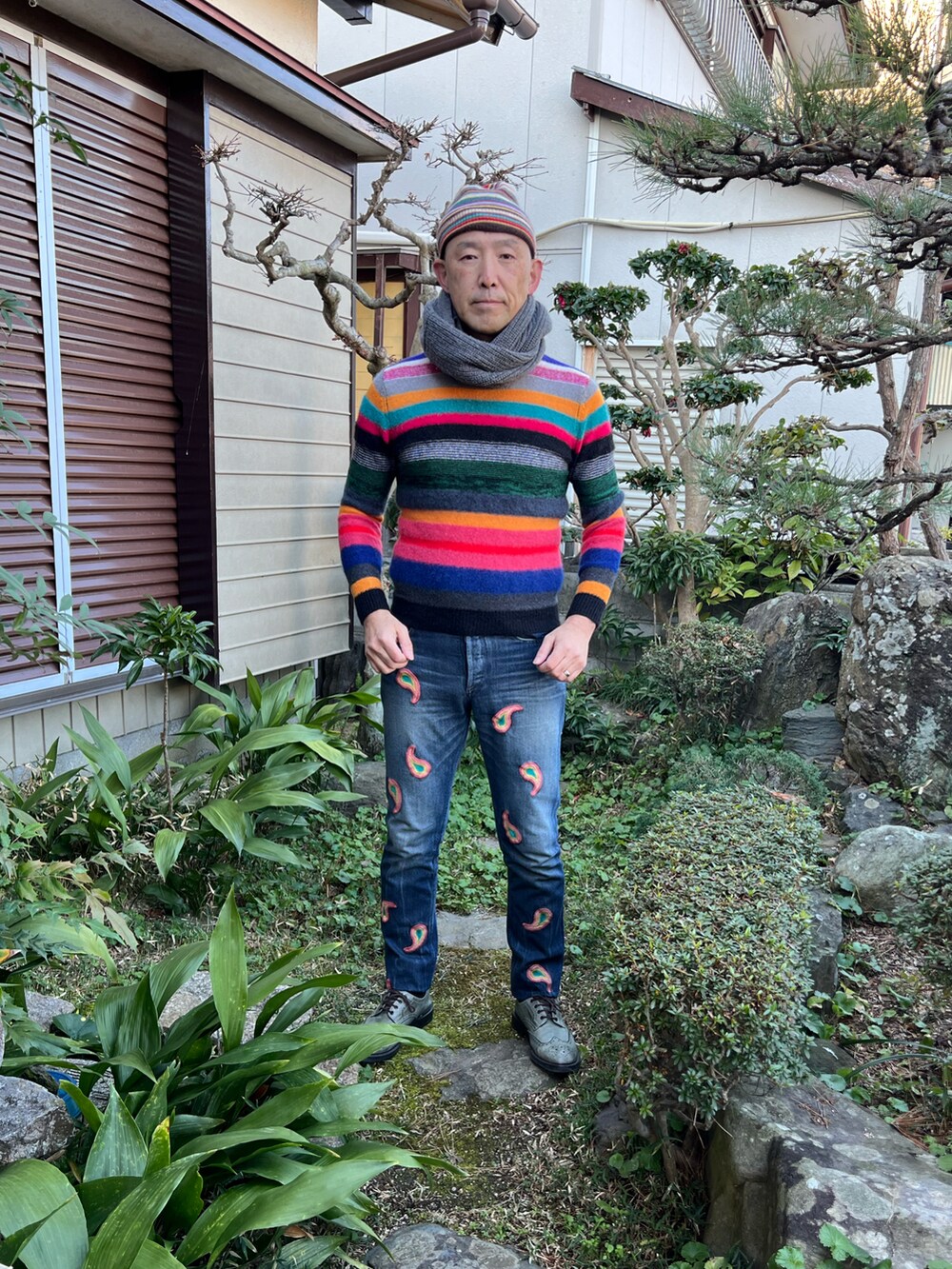 ブルー系のデニムパンツ、グレー系のドレスシューズ、その他のニットキャップ/ビーニーを着用したメンズの冬コーディネートの2枚目の写真