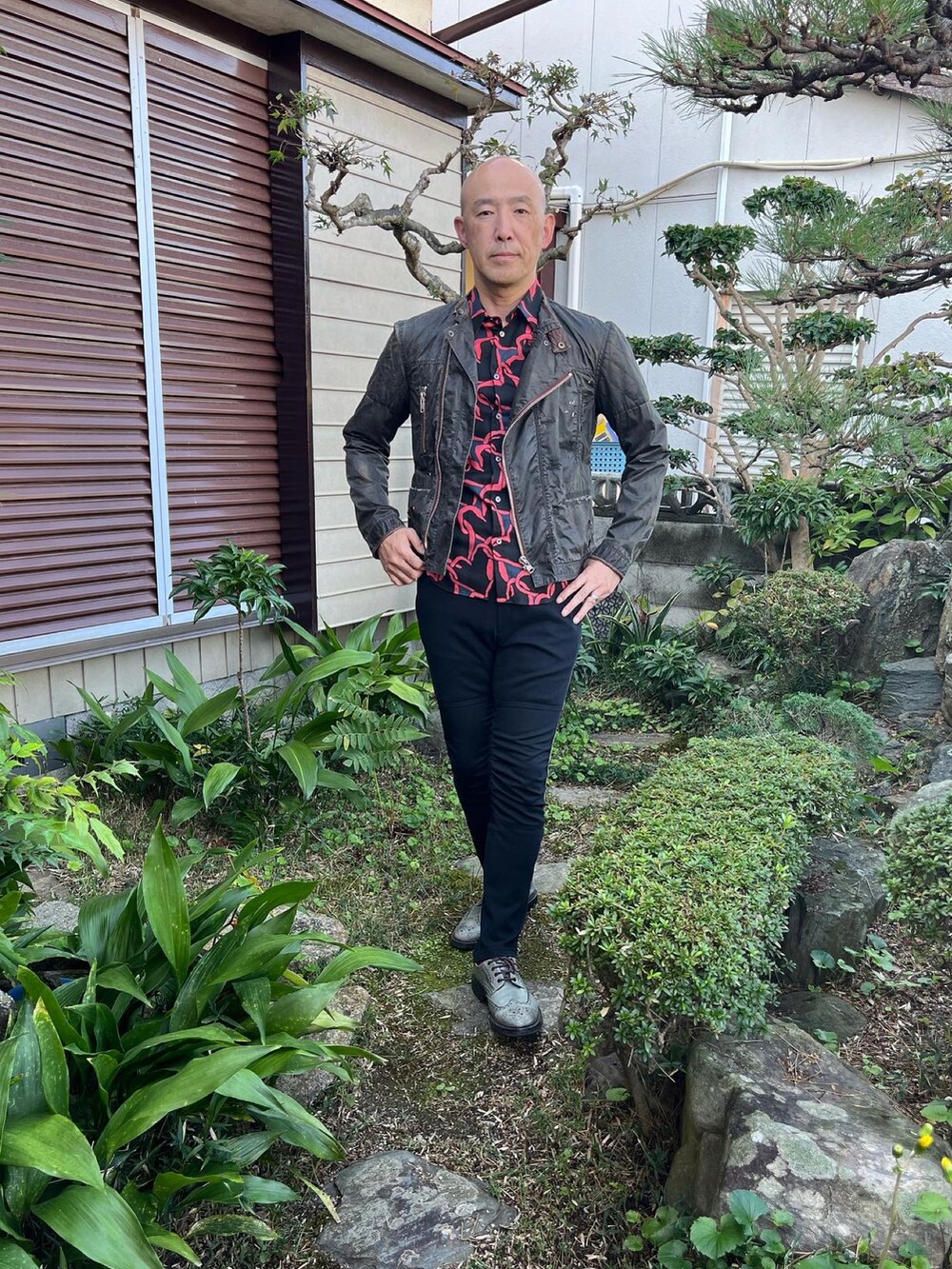 ブラック系のパンツ、グレー系のドレスシューズ、ブラック系のシャツ/ブラウスを着用したメンズの秋コーディネートの2枚目の写真