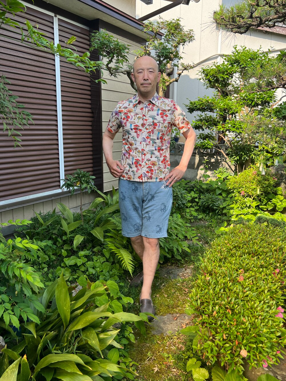 ホワイト系のシャツ/ブラウス、グレー系のパンツ、ブルー系のローファーを着用したメンズの春コーディネートの2枚目の写真